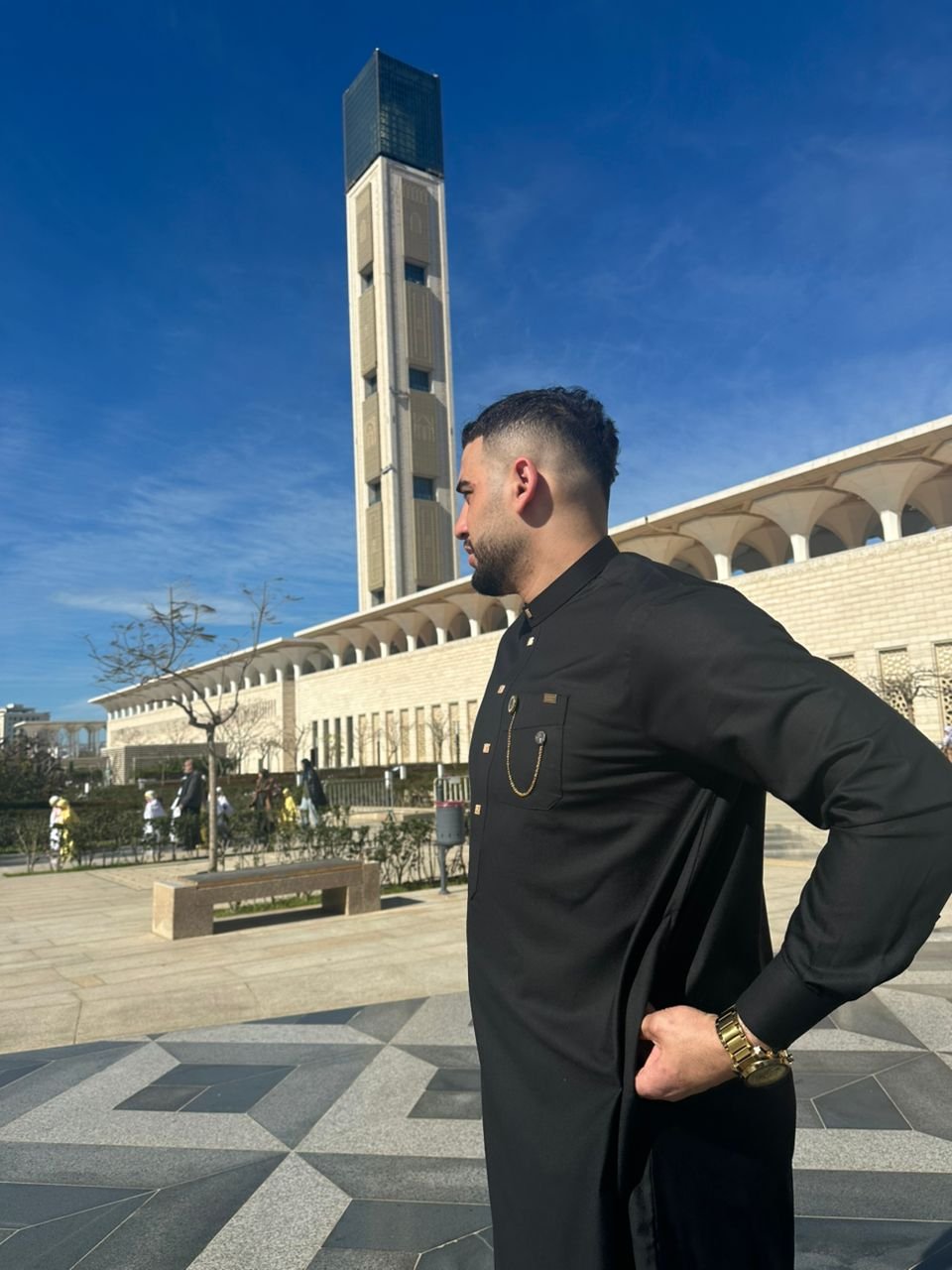 قميص اسود متوفر جميع مقاسات